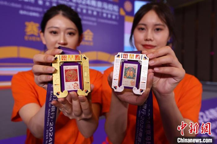 用脚步丈量城市：2024南京马拉松金秋鸣枪起跑与