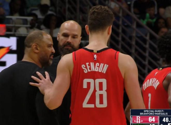 火箭大胜鹈鹕锁定前八 伊森三分爆发助球队重燃