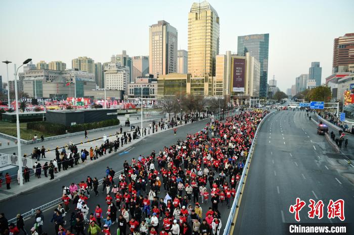 石家庄元旦长跑迎新年 奥运冠军巩立姣助阵健康