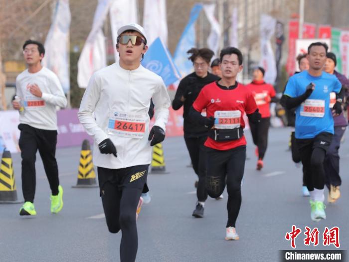石家庄元旦长跑迎新年 奥运冠军巩立姣助阵健康